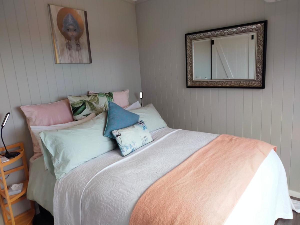 Secluded, Private Rural Retreat Mins From Warkworth -"Avondale" Minihouse Villa Bagian luar foto